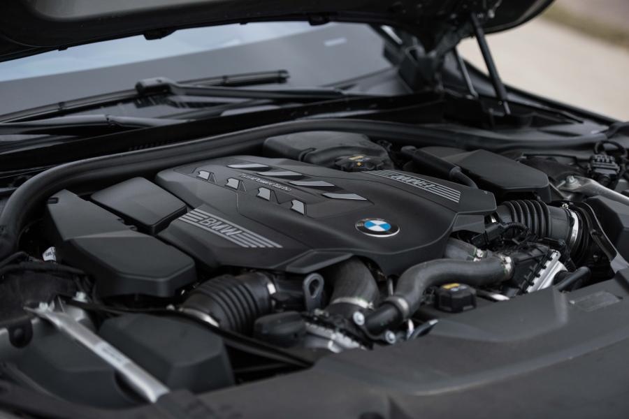 Моторный отсек BMW 750Li xDrive M Sport (G12) 2019 года  (NA) (фото 14 из 15)
